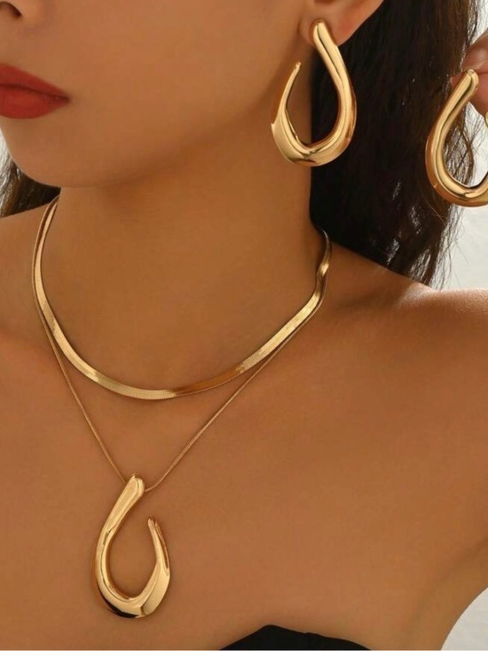 Gold Sculpted Teardrop Necklace & Hoop Earring Set